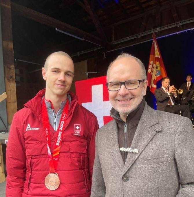 Olympia-Bronzegewinner Jan Scherrer und Regierungsrat Stefan Kölliker